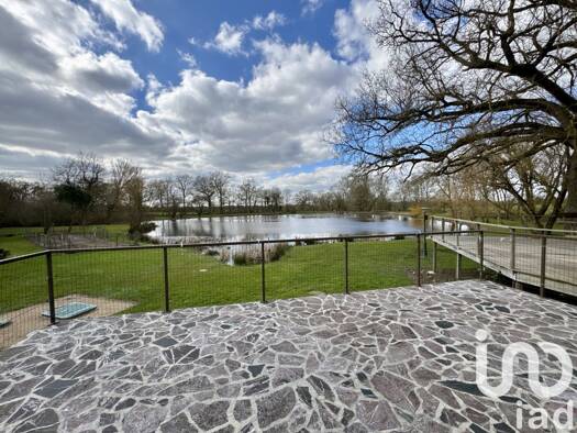 Maison de plain-pied à vendre 238 000 € 4 pièces 3 chambres 144 m² 26 000 m² de terrain Gourgé 79200