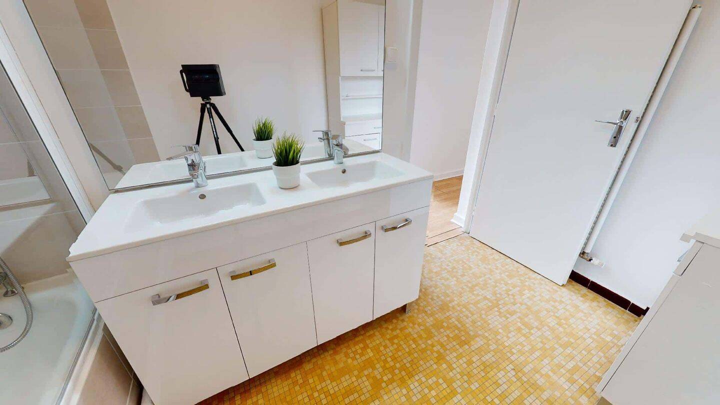 Room in Place Wilson, Villeurbanne for 82 m² with 4 bedrooms - C — 12