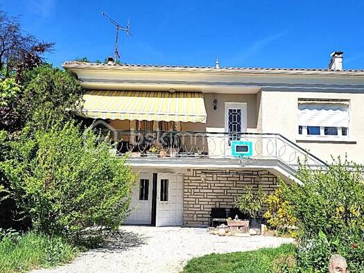 Maison de ville à vendre 296 000 € 6 pièces 4 chambres 165 m² 633 m² de terrain Nord Soyaux 16800
