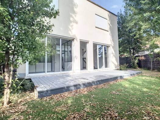 Local d'activités à louer 3 900 € 180 m² d'espace de stockage Adamville Saint-Maur-des-Fossés 94100