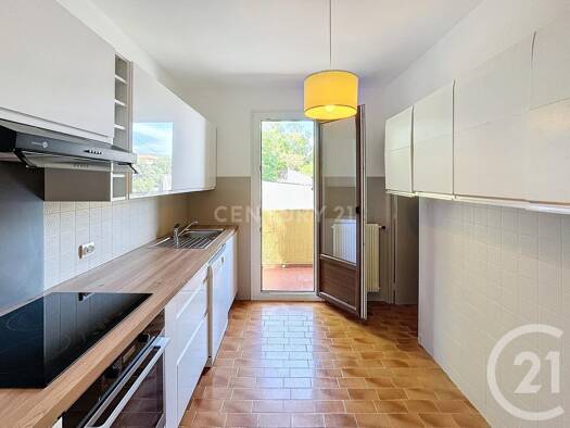 Appartement à louer 1 290 € 4 pièces 3 chambres 76,3 m² RDC Aubagne 13400