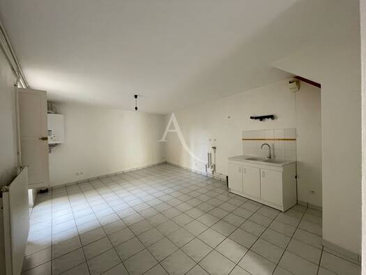 Triplex à louer 700 € 4 pièces 3 chambres 100 m² RDC/2 Commerce-Marchoux Fontenay-le-Comte 85200