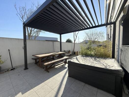 Appartement à vendre 220 000 € 3 pièces 2 chambres 57 m² RDC Zone d'Activité Istres 13800