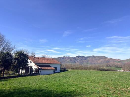 Maison à vendre 340 000 € 6 pièces 2 chambres 108 m² 10 000 m² de terrain Irissarry 64780
