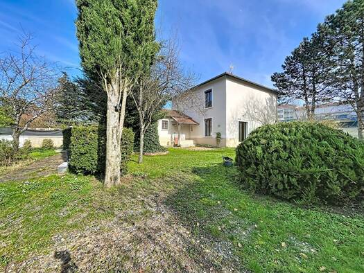 Maison à louer 2 592 € 6 pièces 4 chambres 159 m² 1 300 m² de terrain Le Vernay  Caluire-et-Cuire 69300