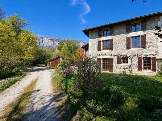 Maison à vendre 650 000 € 8 pièces 6 chambres 202,93 m² 700 m² de terrain Hameaux Saint-Ismier 38330