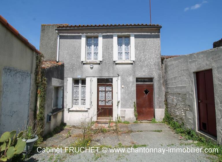 Maison à vendre 49 500 € 5 pièces 2<br/>chambres 72 m²<br/>superficie 573 m²<br/>terrain Pouzauges 85700