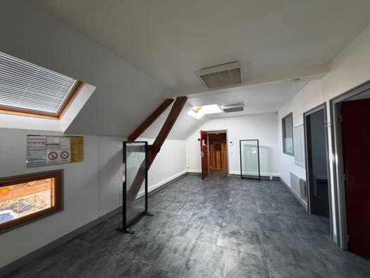 Entrepôt à louer 2 000 € 360 m² d'espace de stockage Houdan 78550