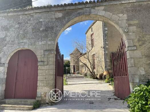 Maison à vendre 532 000 € 10 pièces 4 chambres 430 m² 7 838 m² de terrain Champdeniers 79220
