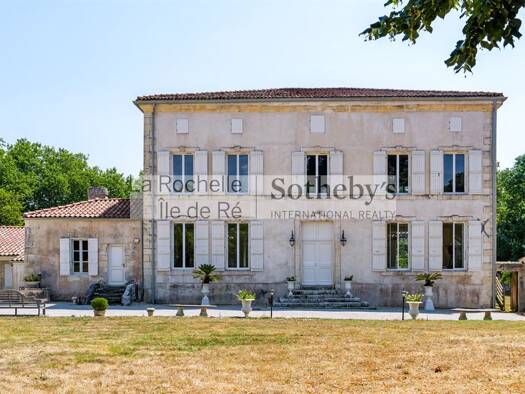 Maison à vendre 1 499 000 € 17 pièces 16 chambres 768 m² 52 003 m² de terrain Saint-Hippolyte 17430