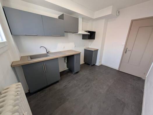 Appartement à louer 695 € 4 pièces 2 chambres 81,1 m² RDC Centre Ville Guilherand-Granges 07500