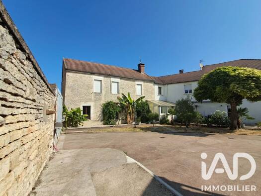 Maison à vendre 380 000 € 14 pièces 13 chambres 368,51 m² 655 m² de terrain Courgis 89800