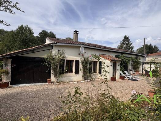 Maison à vendre 222 300 € 6 pièces 3 chambres 136 m² 2 625 m² de terrain Saint-Adjutory 16310