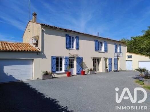 Maison à vendre 334 500 € 8 pièces 5 chambres 215 m² 4 683 m² de terrain La Taillée 85450