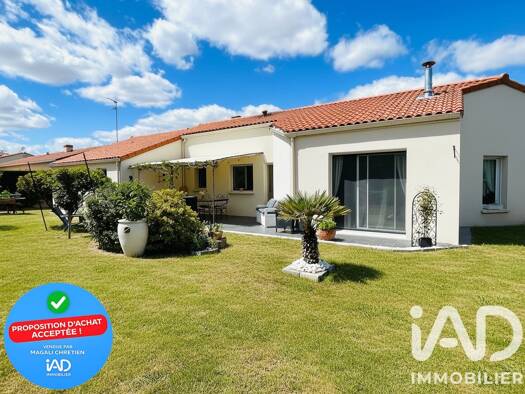 Maison de plain-pied à vendre 239 000 € 6 pièces 4 chambres 129 m² 700 m² de terrain Somloire 49360