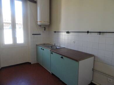 Appartement à louer 620 € 2 pièces 1 chambre 50,6 m² Étage 1/1 Centre Ville Saint Maximin Ste Baume 83470