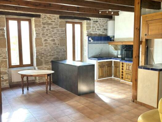 Appartement à louer 670 € 3 pièces 2 chambres 90 m² Étage 1/1 Centre Ville Bagnols-sur-Cèze 30200