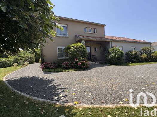 Maison de ville à vendre 330 000 € 10 pièces 5 chambres 301 m² 2 967 m² de terrain La Châtaigneraie 85120