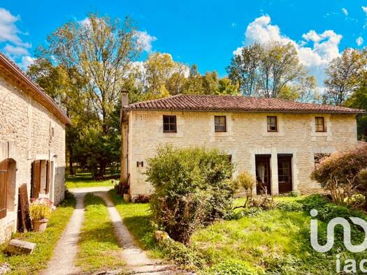 Propriété à vendre 293 000 € 6 pièces 4 chambres 200 m² 69 940 m² de terrain Gurat 16320