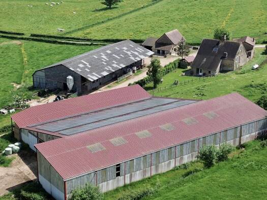 Villa à vendre 640 000 € 8 pièces 5 chambres 220 m² 606 043 m² de terrain Charolles 71120