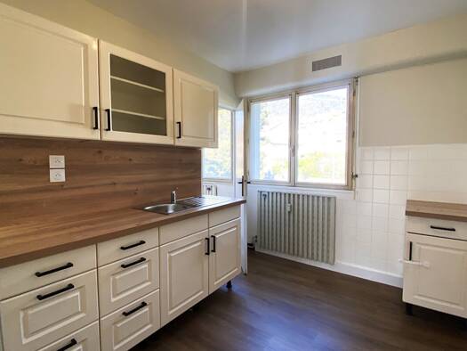 Appartement à louer 1 236 € 4 pièces 2 chambres 79 m² Étage 2/4 Arc Vouvray-Gare-Chatillon Valserhône 01200