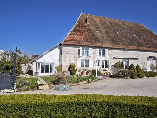 Maison à vendre 649 000 € 11 chambres 390 m² 3 000 m² de terrain Faubourg de Besançon-Les Commards Dole 39100