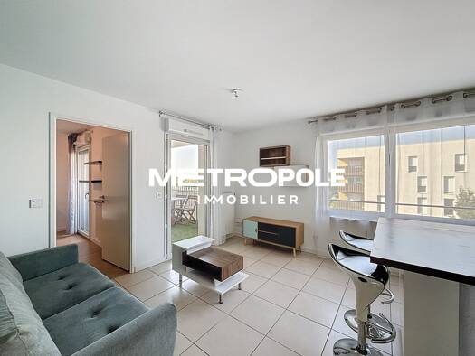 Appartement à louer 990 € 2 pièces 1 chambre 43,2 m² Étage 2/3 Saint-Priest 69800