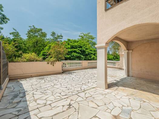 Appartement à louer - Première occupation 1 700 € 2 pièces 1 chambre 61 m² Étage 1/2 Le Village Valbonne 06560