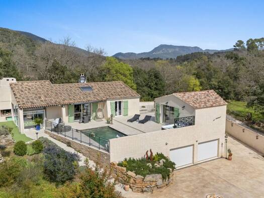 Maison de plain-pied à vendre 649 000 € 6 pièces 4 chambres 246 m² 1 976 m² de terrain Meounes les Montrieux 83136