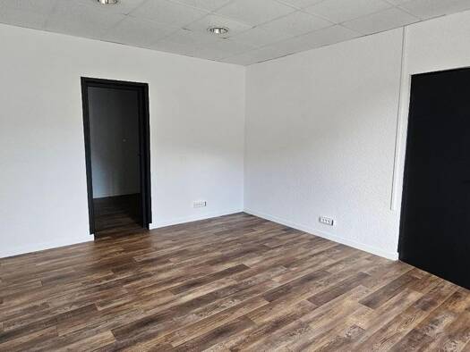 Local commercial à louer 570 € 95 m² de surface de vente Montréal-la-Cluse 01460