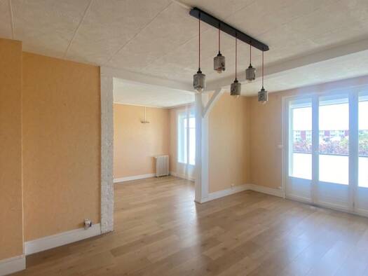 Appartement à louer 795 € 4 pièces 2 chambres 75,3 m² Étage 3/3 Saint-Jean-de-la-Ruelle 45140