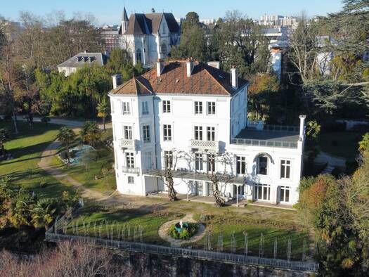 Villa à vendre 1 890 000 € 15 pièces 8 chambres 900 m² 6 912 m² de terrain Pau 64000