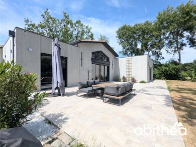 Maison à vendre 493 500 € 7 pièces 6 chambres 195 m² 3 156 m² de terrain Savignac de l Isle 33910