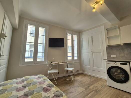 Appartement à louer 450 € 1 pièce 14,3 m² 3ème étage Vaugines-Les Faisses-Peyrard Draguignan 83300