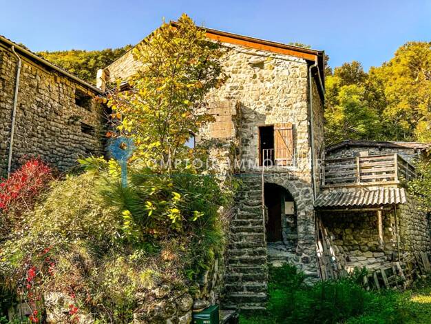 Maison à vendre 239 000 € 4 pièces 2 chambres 138 m² 12 250 m² de terrain Montpezat-sous-Bauzon 07560