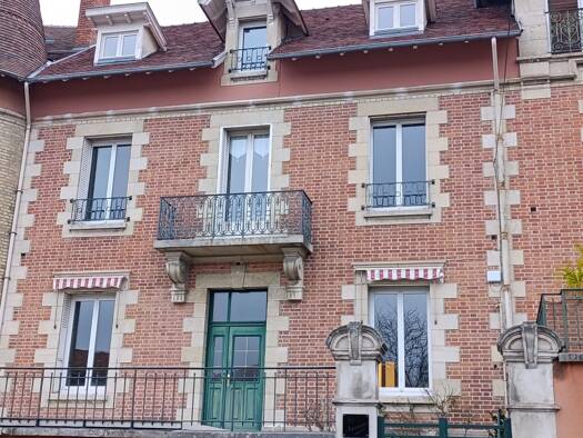 Maison à vendre 367 000 € 9 pièces 6 chambres 242 m² 84 m² de terrain Vichy 03200