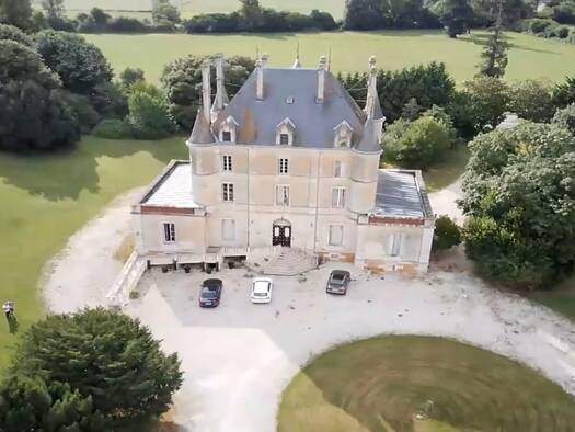 Château à vendre 1 099 000 € 11 pièces 10 chambres 850 m² 22 502 m² de terrain Chantonnay 85110