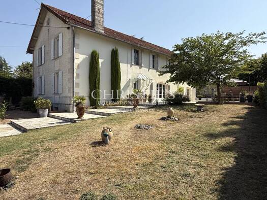 Maison à vendre 565 000 € 8 pièces 4 chambres 266 m² 21 308 m² de terrain Boisné-La Tude 16320