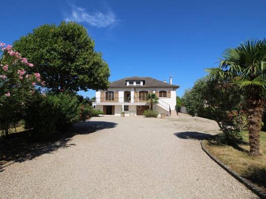Maison à vendre 283 500 € 7 pièces 4 chambres 256 m² 1 500 m² de terrain Centre Ville Castelsarrasin 82100