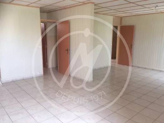 Appartement à louer 890 € 4 pièces 3 chambres 90 m² 3ème étage Les Abymes 97139