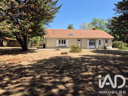 Maison à vendre 351 000 € 5 pièces 3 chambres 172 m² 4 660 m² de terrain Avrillé 85440