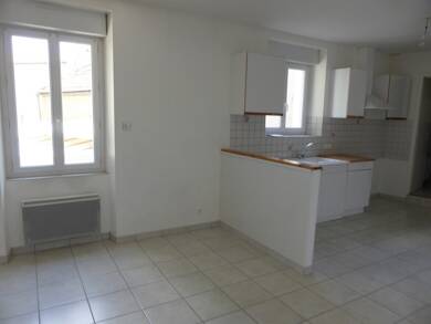 Appartement à louer 348 € 2 pièces 1 chambre 38 m² RDC Argenton les Vallees 79150