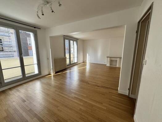 Appartement à louer 884 € 3 pièces 2 chambres 80 m² Étage 1/1 Carmes Sud Orléans 45000