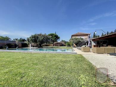 Maison à louer 3 200 € 8 pièces 4 chambres 265 m² 3 000 m² de terrain Sarrians 84260