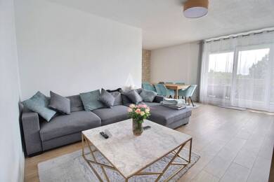 Appartement à louer 1 500 € 5 pièces 3 chambres 104 m² Étage 5/6 Elancourt 78990