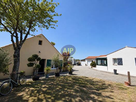 Maison à vendre 337 600 € 4 pièces 3 chambres 131 m² 1 399 m² de terrain Peripherie Saint-Jean-de-Monts 85160