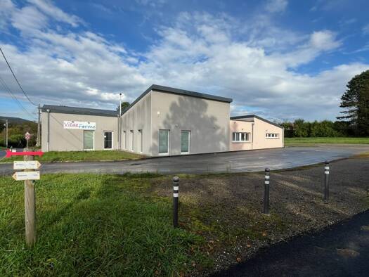 Local d'activités à vendre 339 000 € 330 m² d'espace de stockage Appenans 25250