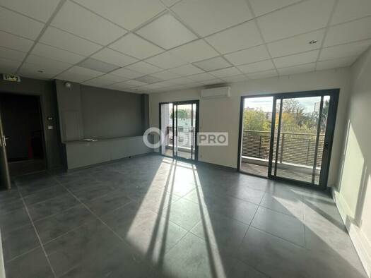 Espace bureau à vendre 170 352 € 72,5 m² de bureaux divisible jusqu'à 72 m² Avignon 84000