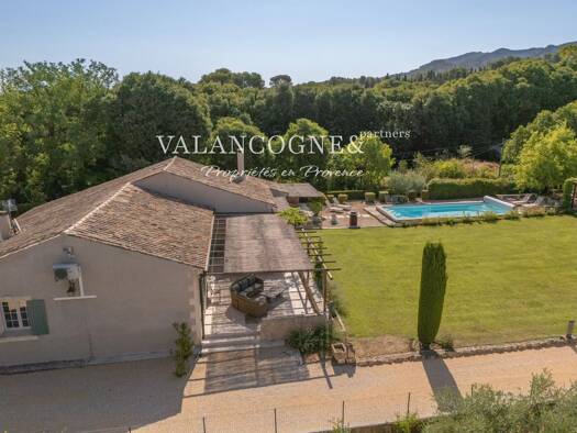Maison de plain-pied à vendre 1 537 000 € 6 pièces 4 chambres 196 m² 1 996 m² de terrain Ceinture-Centre Ville Saint-Rémy-de-Provence 13210