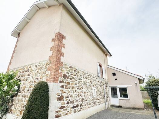 Maison à vendre 222 000 € 5 pièces 3 chambres 114 m² 650 m² de terrain Aveizieux 42330